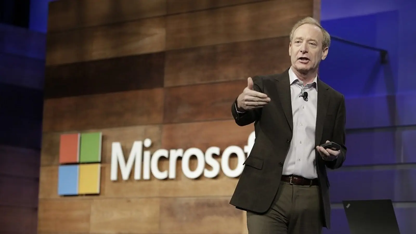 Microsoft flyttar kommunikation till Brad Smiths ansvar