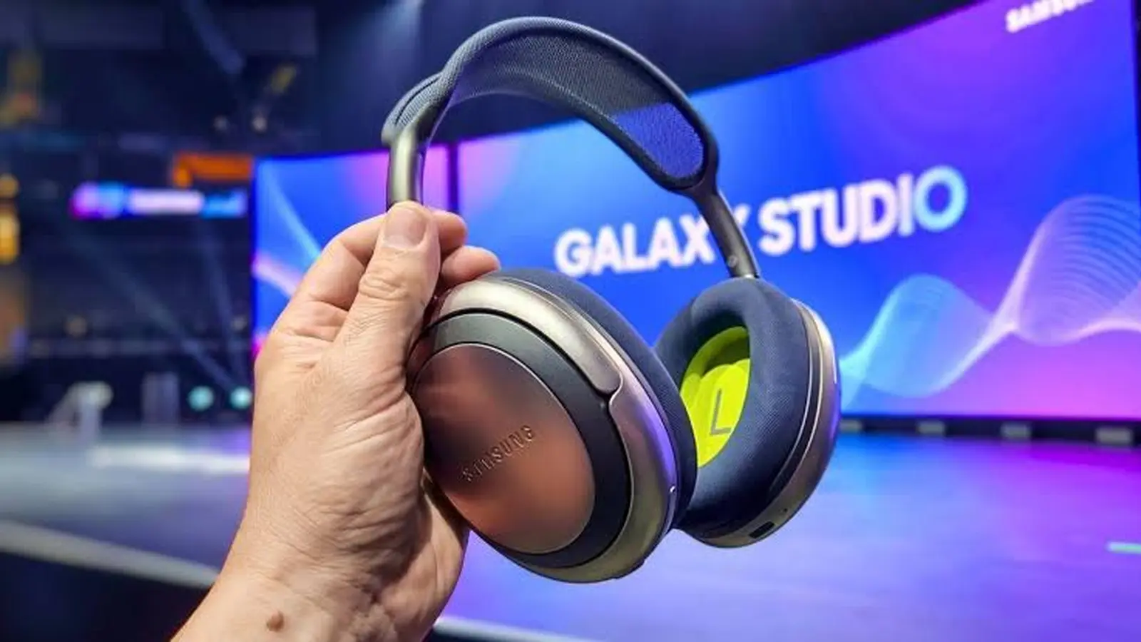 Samsung SM-U700 tros bli nya Galaxy Studio med ANC