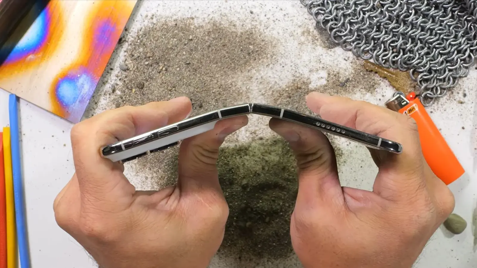 iPhone Duo testad: gångjärn, damm och skärmproblem