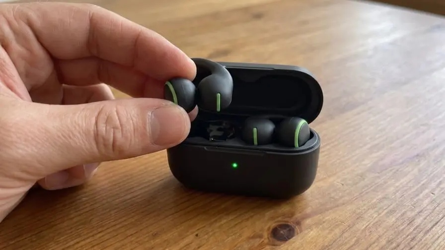 Läckta bilder visar Samsungs Galaxy Buds On i klämfäste